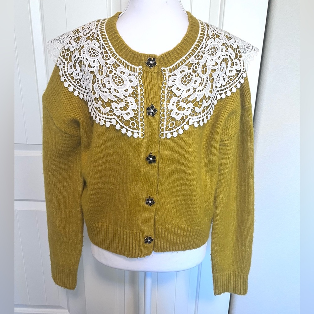 Maeve Anthropologie Mustard Cardigan White Lace collar Flower buttons Sz Small
